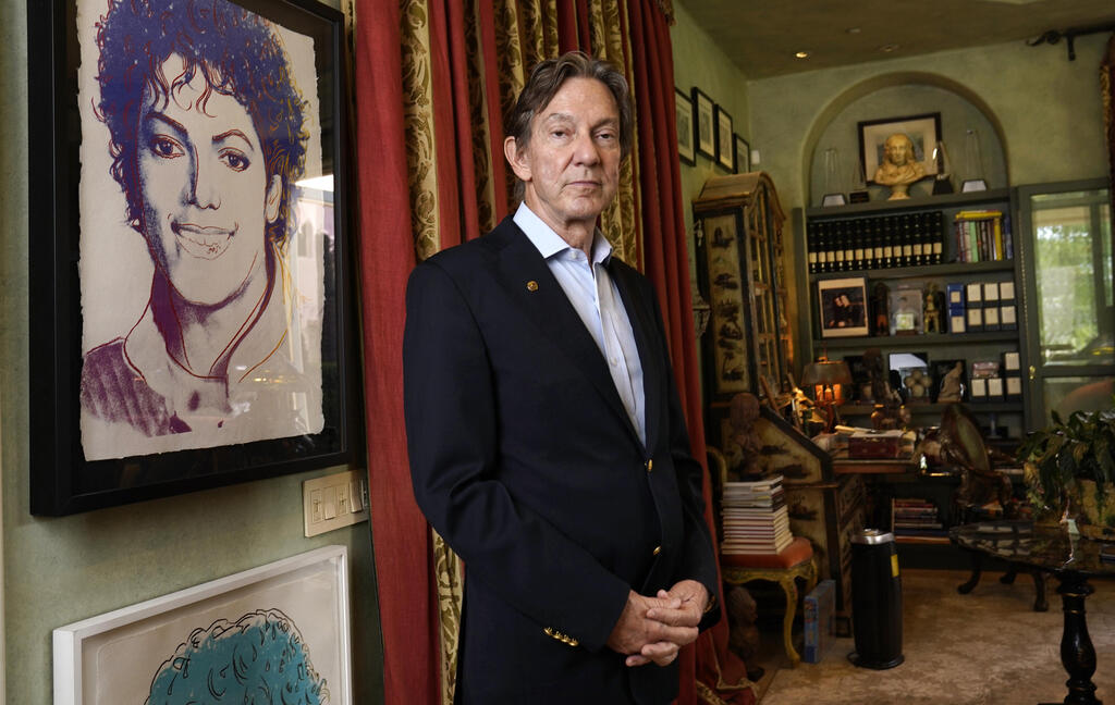 ברנקה בביתו בלוס אנג'לס, לצד פורטרט של ג'קסון שיצר אנדי וורהול. "אחרי שמייקל מת, הייתי שומע את קולו בתוך ראשי כשהייתי הולך לישון, כאילו הוא מדבר אליי"