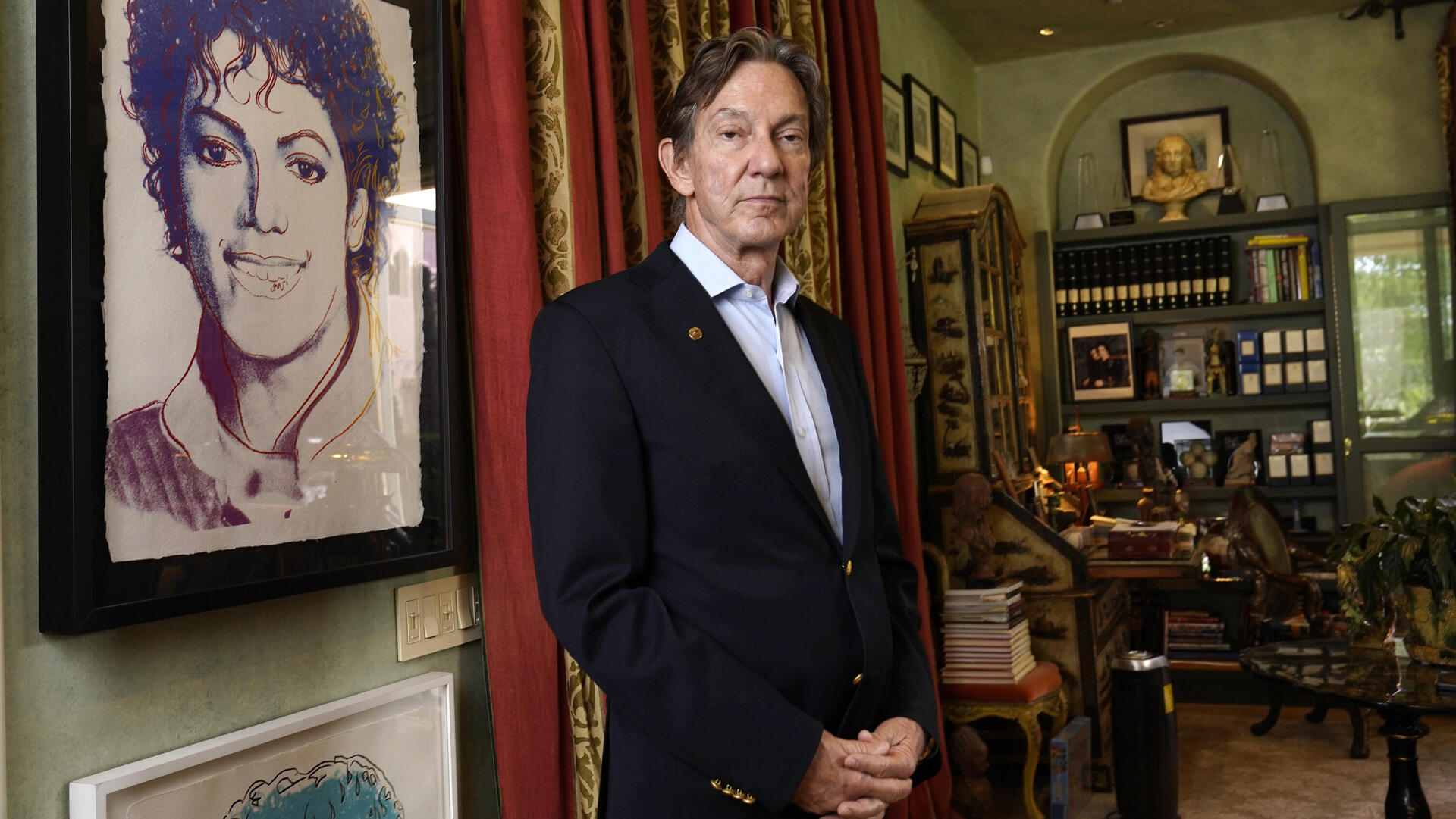 ברנקה בביתו בלוס אנג'לס, לצד פורטרט של ג'קסון שיצר אנדי וורהול. "אחרי שמייקל מת, הייתי שומע את קולו בתוך ראשי כשהייתי הולך לישון, כאילו הוא מדבר אליי"