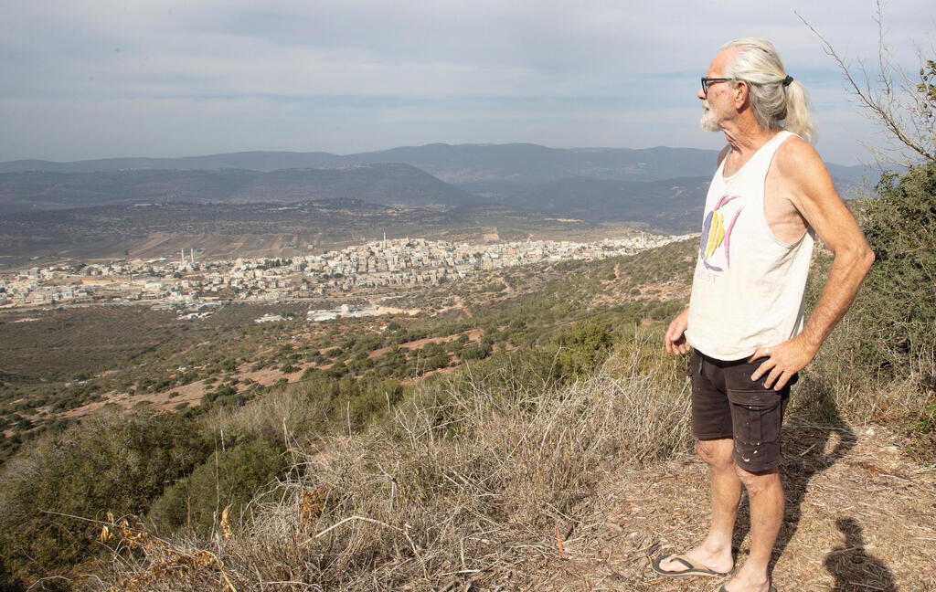 מוטי פולק משקיף על עראבה מביתו שבקיבוץ יחד. "אנחנו חיים פה בתוך מציאות של ירי רציף ואני כבר יודע לזהות את הקולות: מתי זה רימון, מתי זה ירי של מא"ג, מתי זה רק ירי מאקדח" מוטי פולק משקיף על עראבה מביתו בקיבוץ יחד. "אנחנו חיים פה בתוך מציאות של ירי רציף ואני כבר יודע לזהות את הקולות: מתי זה רימון, מתי זה ירי של מא"ג, מתי זה רק ירי מאקדח"