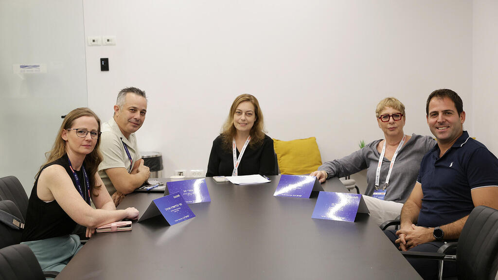 שולחן עגול אימפקט וחברה: מנחה מעין מנלה, כלכליסט, נטע בן מנחם מנהלת אחריות תאגידית תנובה, דניאל בן סגן ראש מועצה אזורית גלבוע, עומרי זגן סמנכ"ל מחקר ופיתוח קרן רש"י, טלי גולדשטיין אורגיל מנהלת אגף עיריית חיפה (צילום: אוראל כהן) כנס ישראל 2.0 - שולחן עגולה אימפקט וחברה - מנחה מעין מנלה נטע בן מנחם מנהלת אחריות תאגידית תנובה דניאל בן סגן ראש מועצה אזורית גלבוע עומרי זגן סמנכ"ל מחקר ופיתוח קרן רש"י טלי גולדשטיין אורגיל מנהלת אגף עיריית חיפה