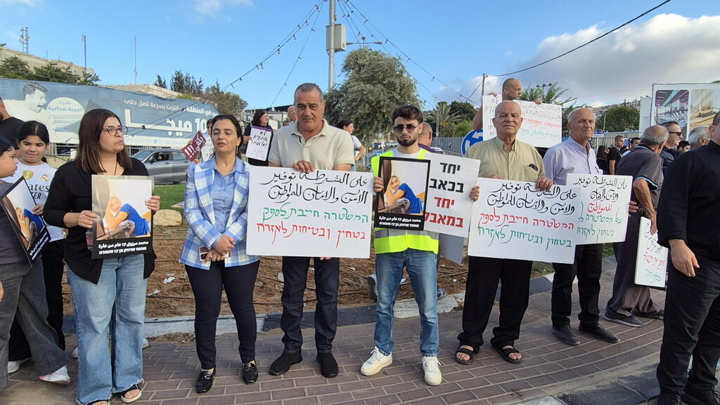 הפגנת תושבים יהודים וערבים בגליל התחתון ביום שבו נרצח קאסם עאסלה בחודש שעבר. "כשמפקירים חצי מדינה לארגוני פשיעה, כולם ניזוקים" (צילום: אלעד גרשגורן) הפגנת תושבים יהודים וערבים בגליל התחתון נגד אוזלת היד המשטרתית בטיפול בפשיעה בחברה הערבית ביום בו נרצח קאסם עאסלה בחודש שעבר