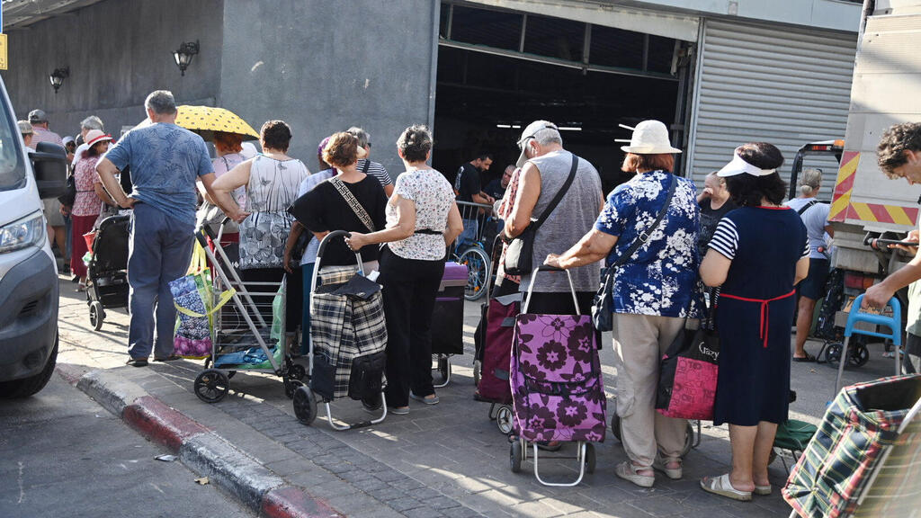 תור ל חלוקת מזון ל נזקקים 