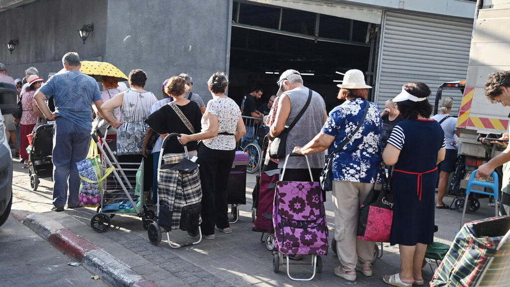 תור ל חלוקת מזון ל נזקקים 