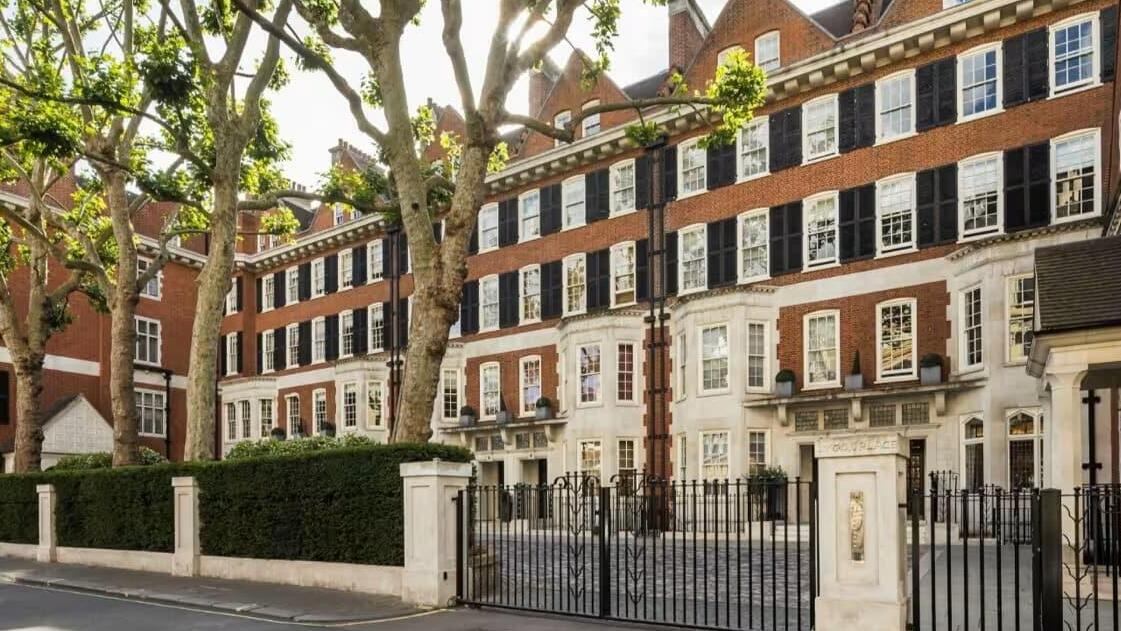 אשתו של ג'ק מא בניין שגרירות איטליה לשעבר ב לונדון 