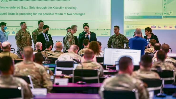 מזכיר המדינה רוביו לצד חיילים אמריקנים ב מפקדה ב קריית גת