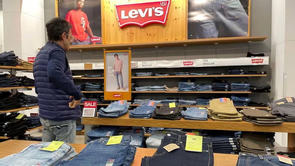 חנות ליווי'ס. ממשיכה למכור גם ג'ינסים ב-20 דולר (צילום: Justin Sullivan/Getty Images) חנות ליווי'ס ג'ינס Levi’s