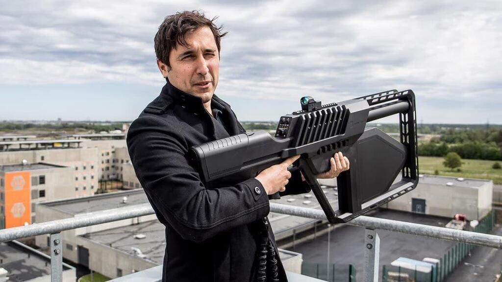 מנכ"ל DroneShield אולג וורניק עם "רובה" משבש נגד רחפנים (צילום: DroneShield ) מנכ"ל DroneShield אולג וורניק עם "רובה" משבש נגד רחפנים