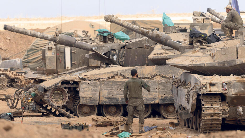 חייל חיילים בחזית טנק