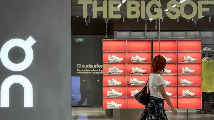 חנות של נעלי ספורט ON בעיר צ'ונקינג בסין. זנדאיה עזרה למשוך את הצעירים (צילום: Cheng Xin /Getty Images) חנות של נעלי ספורט ON בעיר צ'ונקינג בסין