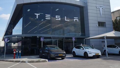 טסלה תציע נהיגה חצי אוטונומית במנוי חודשי - אבל מה עם מס הקניה?