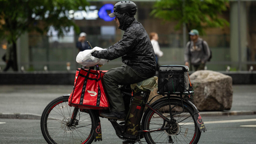 שליח בניו יורק. רובוט לא יכול להגיע עד לדלת הלקוח (צילום: Yuki Iwamura/Bloomberg) שליח דורדאש ב ניו יורק 6.5.25