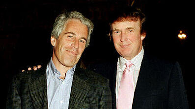 טראמפ ואפשטיין, בתמונה מ-1997 שצולמה באחוזה של טראמפ במאר-א-לאגו (צילום: Davidoff Studios/Getty Images) ג'פרי אפשטיין ו דונלד טראמפ בתמונה מ1997 שצולמה באחוזה של טראמפ במאר-א-לאגו בפלורידה