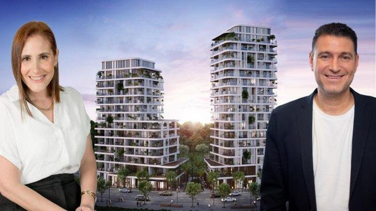 מנהל חטיבת מגורי בוטיק חמי שאול ו חגית וולף מנכלית קן התור על רקע הדמיה של הפרויקט בגבעתיים