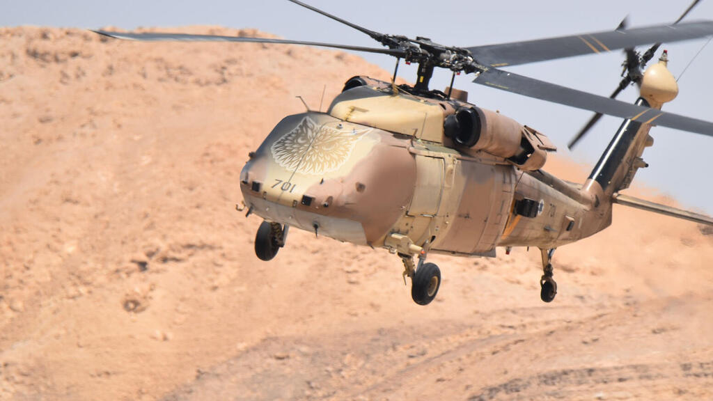 אילוסטרציית בלאקהוק רובוטי בצבעי חיל האוויר הישראלי (צילום: פרויקט הקברניט CC0 ) הקברניט סיקורסקי בלאקהוק מסוק רובוטי כטב"מ 1