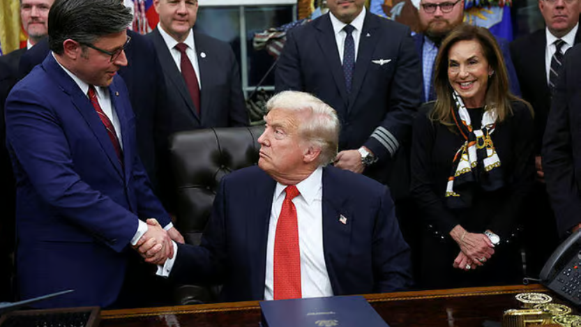 נשיא ארה"ב דונלד טראמפ ויו"ר בית הנבחרים מייק ג'ונסון