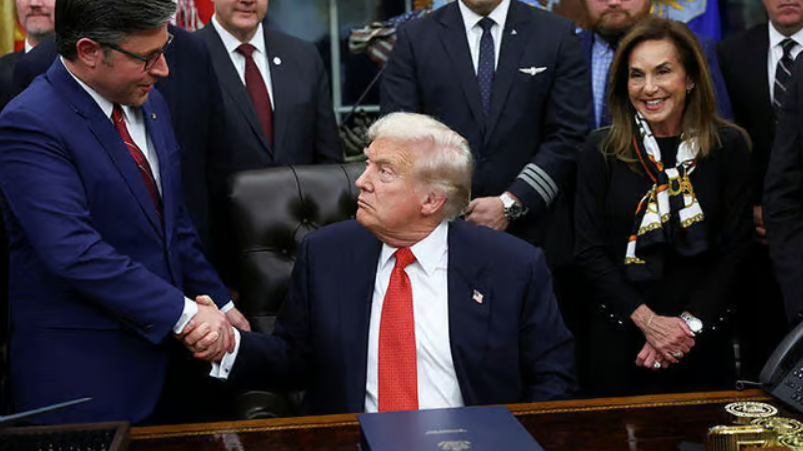 נשיא ארה"ב דונלד טראמפ ויו"ר בית הנבחרים מייק ג'ונסון (צילום: REUTERS/Kevin Lamarque) נשיא ארה"ב דונלד טראמפ ויו"ר בית הנבחרים מייק ג'ונסון