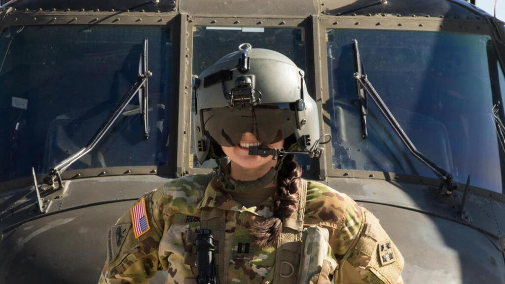 היתרון האנושי מאוד מורגש. טייסת בלאקהוק אמריקאית מול המסוק שלה (צילום: Sikorsky (Lockheed Martin)) הקברניט סיקורסקי בלאקהוק מסוק רובוטי כטב"מ 12