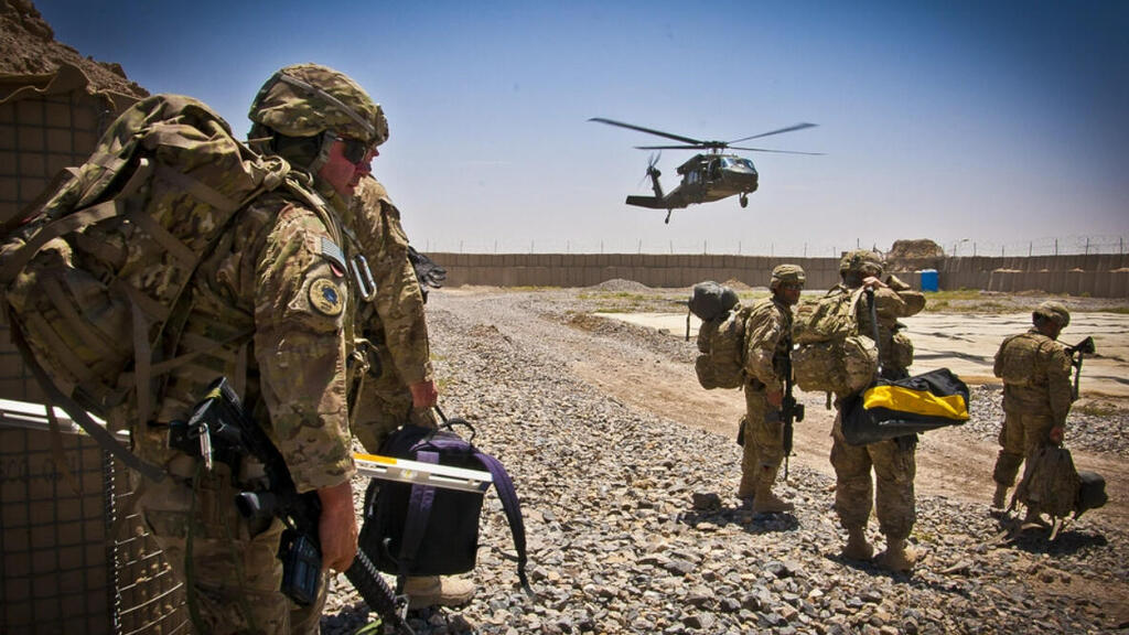 מסוק מעביר אספקה למוצב מרוחק (צילום: US Army) הקברניט סיקורסקי בלאקהוק מסוק רובוטי כטב"מ 9