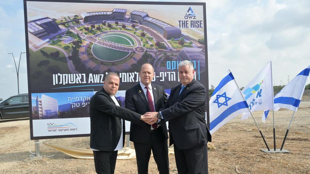 From right: AWZ CEO & founder Yaron Ashkenazi, Economy Minister Nir Barkat, Ashkelon Mayor Tomer Glam announce Ashkelon chip plant construction (Shlomi Amsalem) מימין מנכ"ל ומייסד AWZ ירון אשכנזי , שר הכלכלה ניר ברקת , ראש עיריית אשקלון תומר גלאם ב טקס הכרזה על הקמפת מפעל ייצור שבבים ב אשקלון 13.11.25