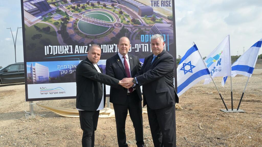 מימין: מנכ"ל ומייסד AWZ ירון אשכנזי, שר הכלכלה ניר ברקת וראש עיריית אשקלון תומר גלאם, בהכרזה על הקמת המפעל (צילום: שלומי אמסלם) מימין מנכ"ל ומייסד AWZ ירון אשכנזי , שר הכלכלה ניר ברקת , ראש עיריית אשקלון תומר גלאם ב טקס הכרזה על הקמפת מפעל ייצור שבבים ב אשקלון 13.11.25