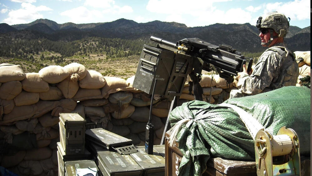 בסיס אמריקאי נידח באפגניסטן (צילום: AP) הקברניט סיקורסקי בלאקהוק מסוק רובוטי כטב"מ 8