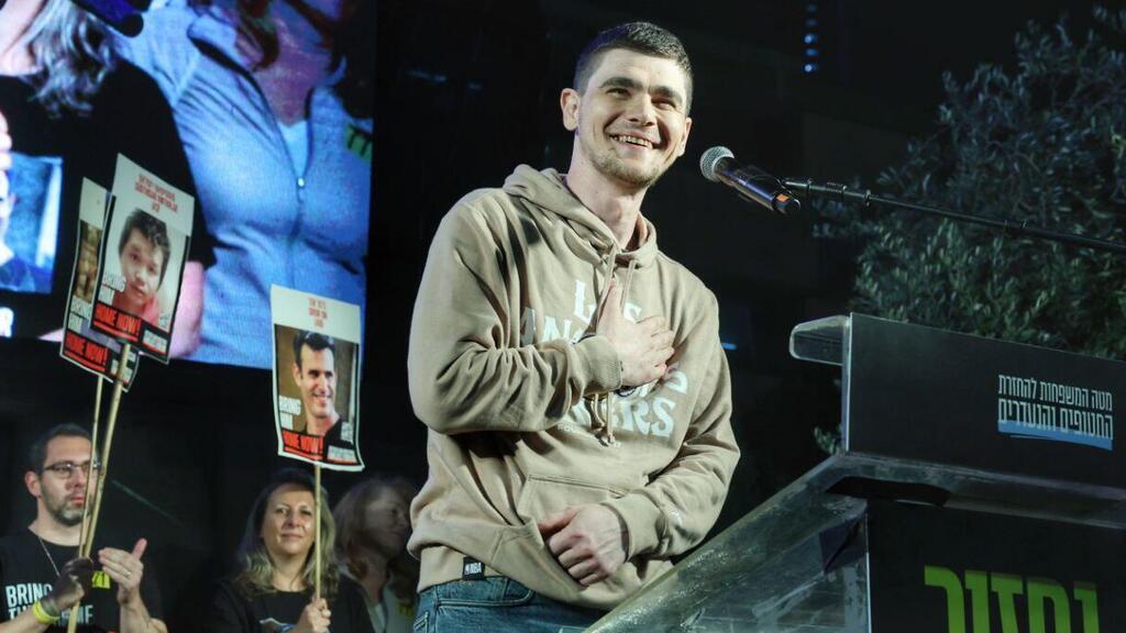 מקסים הרקין (צילום: דנה קופל) מקסים הרקין שורד שבי עצרת כיכר החטופים תל אביב הפגנה חטופים