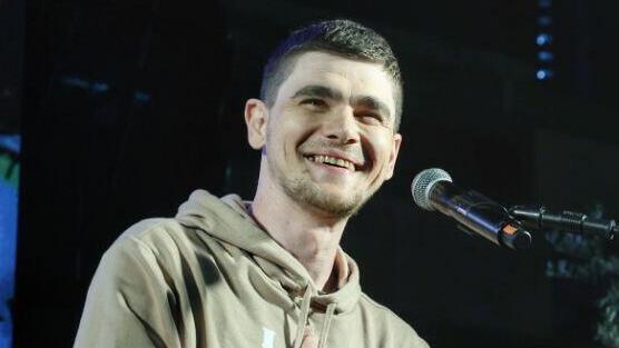 מקסים הרקין שורד שבי עצרת כיכר החטופים תל אביב הפגנה חטופים