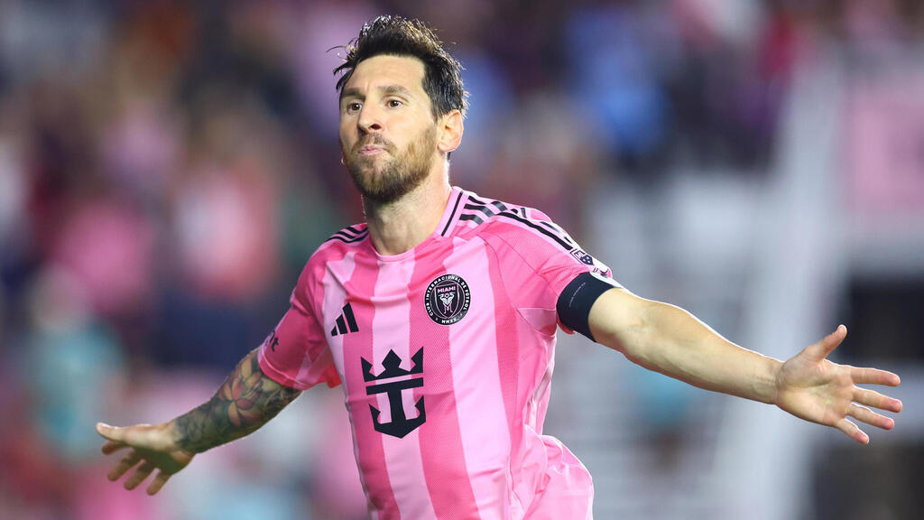 ליאו מסי במדי אינטר מיאמי. את עונת 2025 סיים עם 29 שערים ו־17 בישולים ב־28 הופעות בלבד (צילום: Megan Briggs/Getty Images) ליאו מסי ליונל מסי במדי אינטר מיאמי ספטמבר 2025