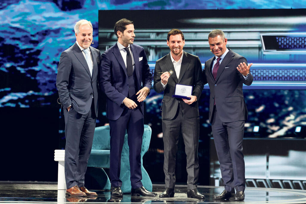 טקס הוקרה לליאו מסי, מימין: פרנסיס סוארס, ראש עיריית מיאמי; ליאו מסי; איגנסיו גונזלס קסטרו, מייסד פורום העסקים האמריקאי; וחורחה מאס, הבעלים של אינטר מיאמי
(צילום: Getty Images/ Alexander Tamargo) פנאי טקס הוקרה לליאו מסי