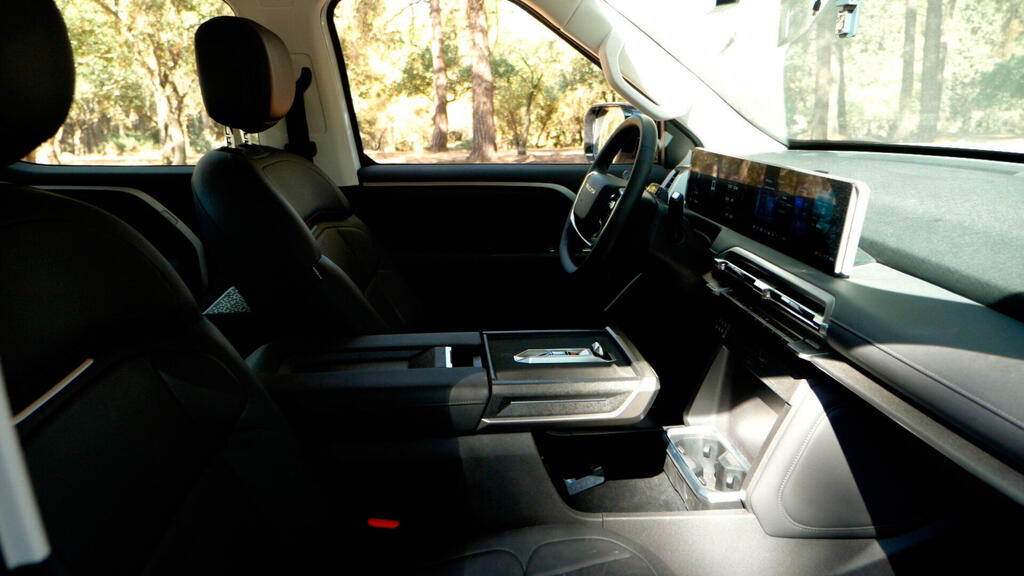 תא הנהג במקסוס eTerron 9. אין אפליקציות, צבעים ורעשים, אבל יש שפע אבזור (צילום: ירון שרון) מבחן רכב מקסוס איטרון 9 טנדר שטח חשמלי eTERRON 9 - Maxus