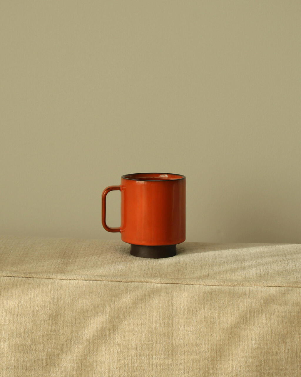 ספל מאג של סטודיו אדמה פנאי אשה ספל מאג של סטודיו אדמה