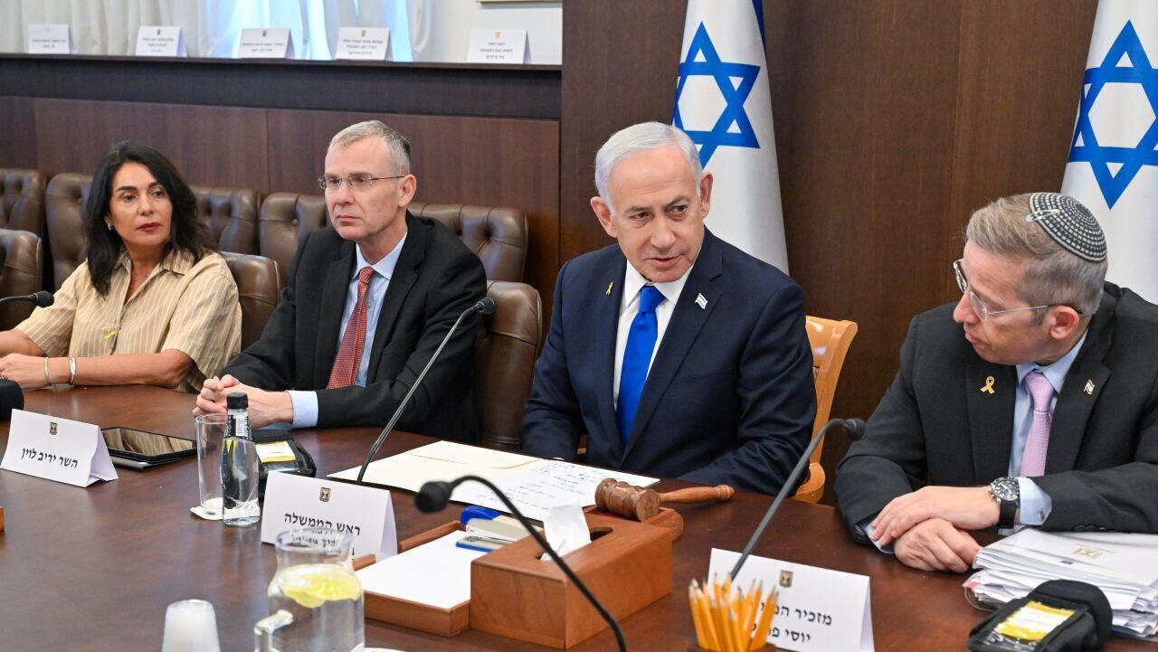 ראש הממשלה בנימים נתניהו והשרים בישיבת הממשלה על הקמת ועדת חקירה לטבח 7 באוקטובר