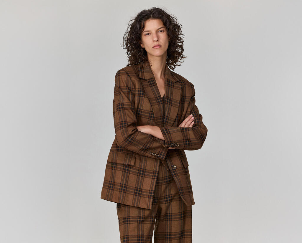 חליפה משובצת של oma (צילום: דור שרון) פנאי חליפה משובצת oma אומא חורף משובץ