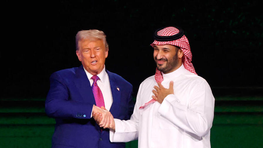 דונלד טראמפ ומוחמד בן סלמאן. הנשיא להוט למכור
(צילום: Fayez NURELDINE / AFP) דונלד טראמפ ו מוחמד בן סלמאן