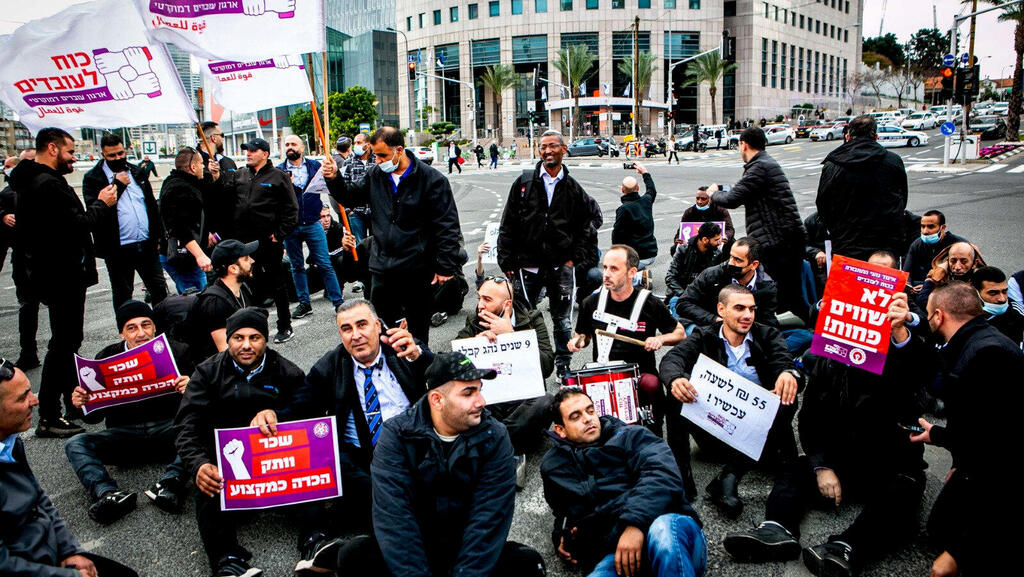 הפגנה נגד הבאת עובדים זרים. העברת קווים בין מפעילים מונעת צבירת ותק (צילום: טוהר לב גיקובסון) הפגנה נגד הבאת עובדים זרים