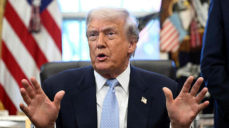 נשיא ארצות הברית דונלד טראמפ. מביא אותנו לבאר, כעת נותר לשתות (צילום: Brendan SMIALOWSKI / AFP) נשיא ארה"ב דונלד טראמפ בבית הלבן אישר שימכרו F35 לסעודיה 17.11.25