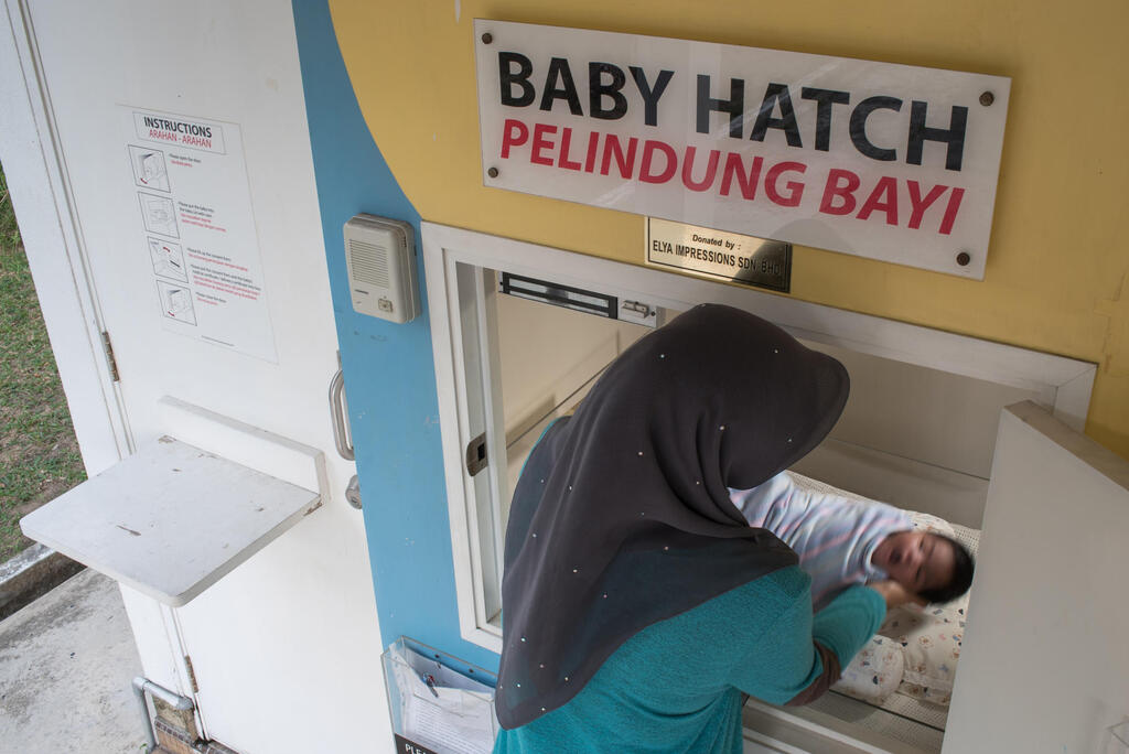 תיבת "בייבי האץ'" במלזיה. "מסירת תינוקות בתיבות שוללת מהמאומצים זכויות בסיסיות כגון הזכות לזהות, להיסטוריה משפחתית ולרקע רפואי", אומרת גריינר (צילום: Nicholas Chin) קופסת תינוקות מלזיה מוסף