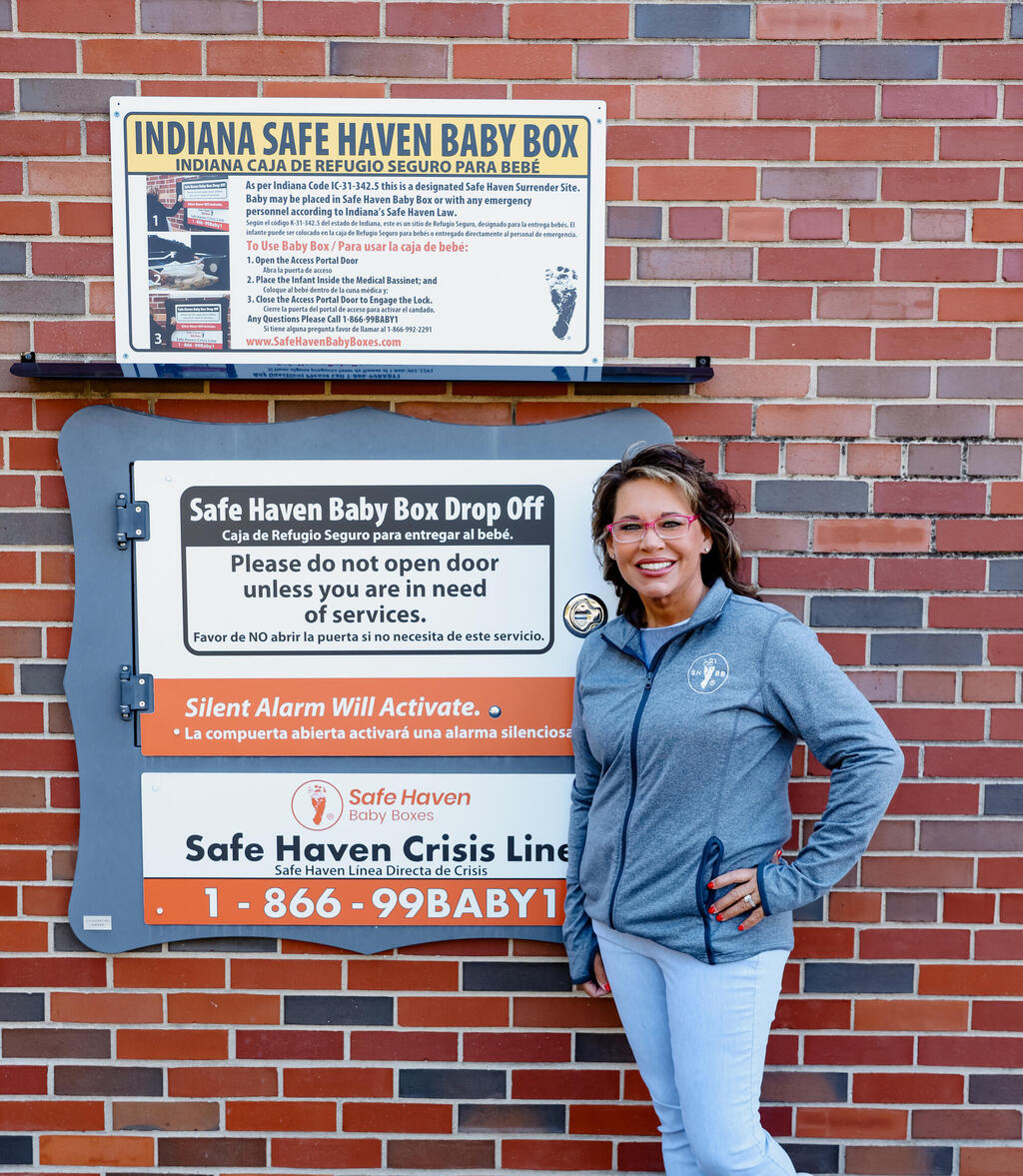 קלסי. "איזו ברכה זו לעמוד בתחנת כיבוי אש ולקדש תיבת תינוקות" (צילום: Lorianne Brown) מוסף Monica Kelsey, firefighter and medic who is president of Safe Haven Baby Boxes Inc