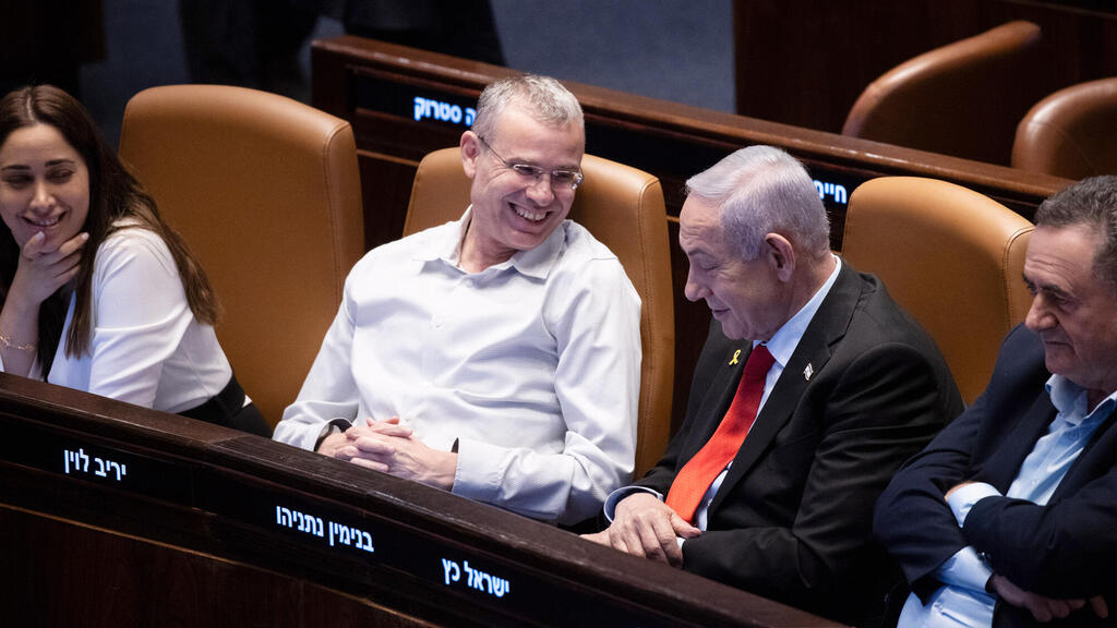 בנימין נתניהו ויריב לוין. ה"הסכמות הרחבות" מסתיימות בריב ומדון, הסתה ושטנה (צילום: אלכס קולומויסקי) מימין בנימין נתניהו יריב לוין