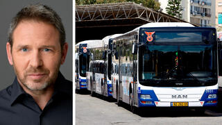 אופיר קרני מנכ"ל דן לצד אוטובוסים של חברת דן