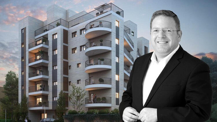 עו"ד יוני שורץ על רקע הדמיה של פרויקט התמא 38 ב רחובות