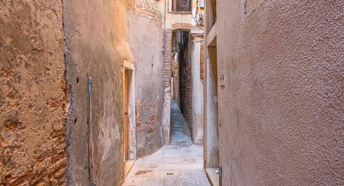 פוטו רחובות צרים Calle Varisco נציה 