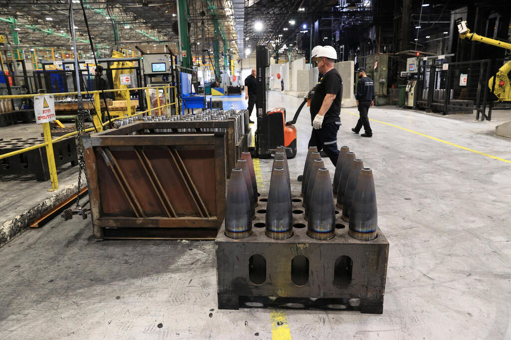 קו ייצור פגזים ו מרגמות ב מפעל נשק ב חיפה של אלביט מערכות 