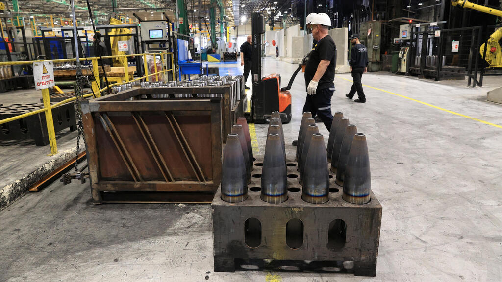 קו ייצור פגזים במפעל נשק בחיפה של אלביט מערכות (צילום: אלעד גרשגורן) קו ייצור פגזים ו מרגמות ב מפעל נשק ב חיפה של אלביט מערכות