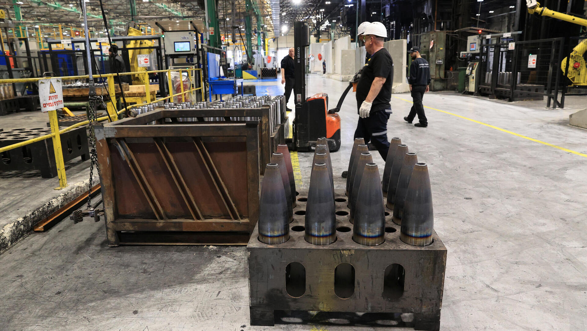 קו ייצור פגזים ו מרגמות ב מפעל נשק ב חיפה של אלביט מערכות 