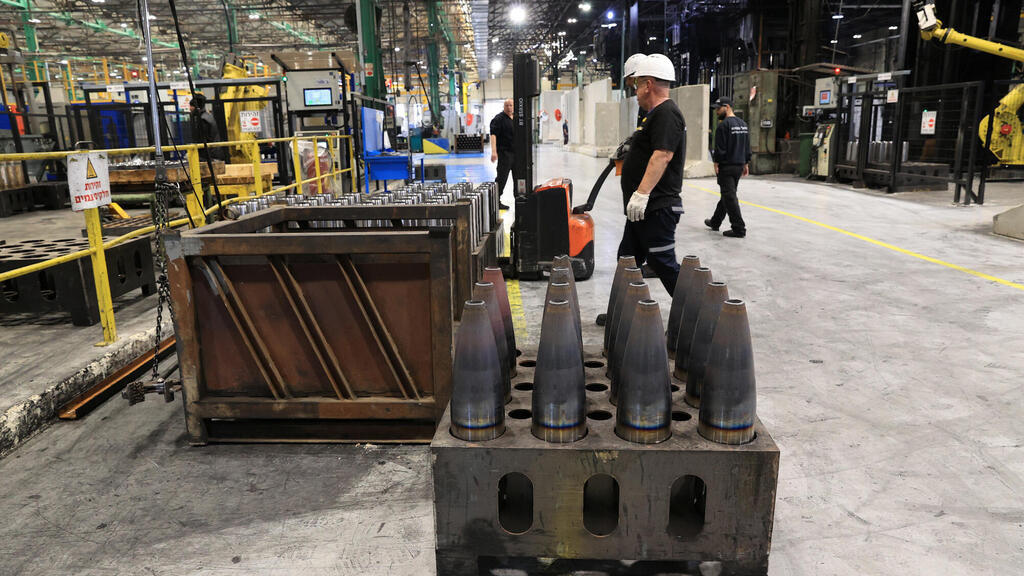 קו ייצור פגזים ומרגמות במפעל נשק בחיפה של אלביט מערכות (צילום: אלעד גרשגורן) קו ייצור פגזים ו מרגמות ב מפעל נשק ב חיפה של אלביט מערכות