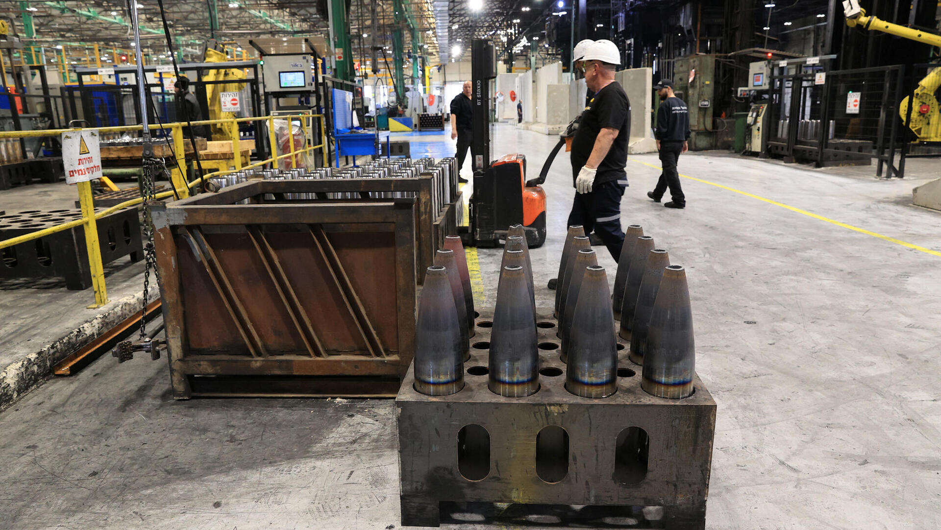קו ייצור פגזים ו מרגמות ב מפעל נשק ב חיפה של אלביט מערכות 
