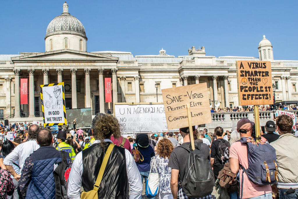 הפגנה נגד חיסוני הקורונה, לונדון, אנגליה, 2020. "כמו המדע, גם המוח הקונספירטיבי סקפטי ומנסה לחשוף דברים נסתרים. הבעיה בו היא שהוא דוחה כל ראיה שסותרת אותו" (צילום: Jessica Girvan/Shutterstock) הפגנה נגד חיסוני הקורונה, לונדון, אנגליה, 2020 מוסף