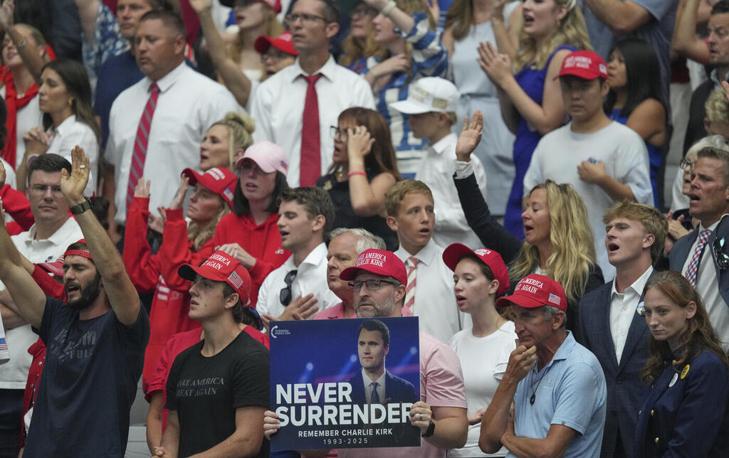 עצרת לזכרו של צ'ארלי קירק, גלנדייל, אריזונה, ספטמבר. זמיגרוד מייעצת למורים איך לתווך לילדים נושאים מורכבים ו"ללמד אותם לקיים שיחות בלי שזה ייעשה מאוד אידאולוגי" (צילום: Ross D. Franklin/AP) עצרת לזכרו של צ'ארלי קירק, גלנדייל, אריזונה, ספטמבר מוסף