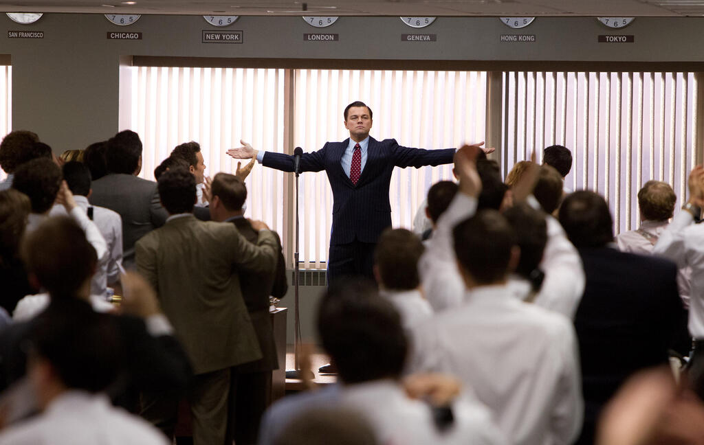 ליאונרדו דיקפריו כסוחר בורסה חסר מצפון ב"הזאב מוול סטריט". עולם ההשקעות הוא מועדון סגור של אלה שמנהלים את כספנו. זה עומד להשתנות (צילום: Universal Pictures Switzerland) The Wolf of Wall Street מוסף